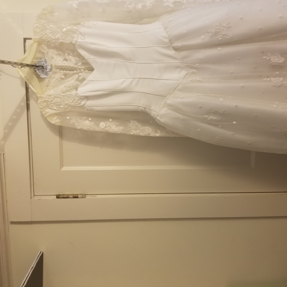 Elegant White Lace Wedding Dress